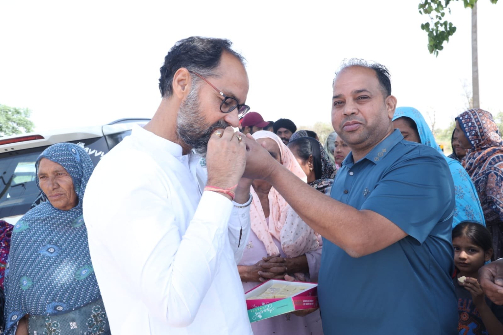 मजदूर दिवस पर पवन टीनू ने सुनी मजदूरों की पीड़ा