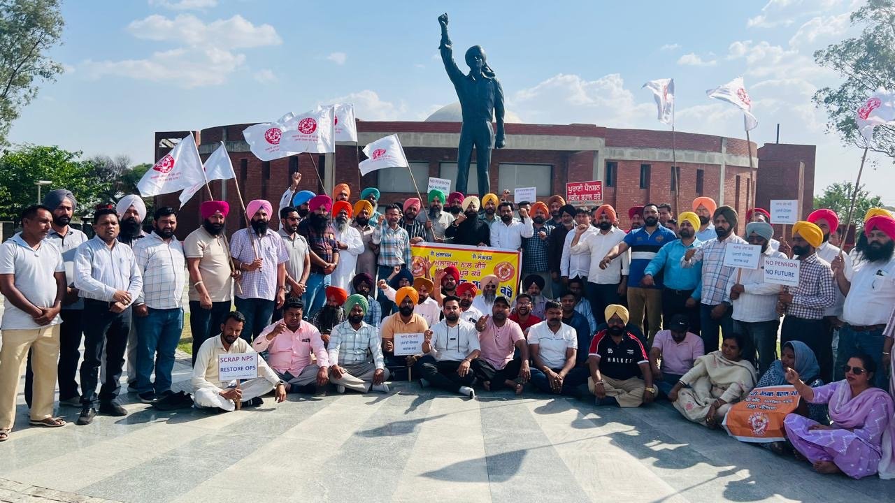 ਮਜਦੂਰ ਦਿਵਸ ਤੇ ਸ਼ਹੀਦ ਏ ਆਜ਼ਮ ਭਗਤ ਸਿੰਘ ਦੀ ਯਾਦਗਾਰ ਤੇ ਪੁਰਾਣੀ ਪੈਨਸ਼ਨ ਦੀ ਬਹਾਲੀ ਲਈ ਭੁੱਖ ਹੜਤਾਲ*