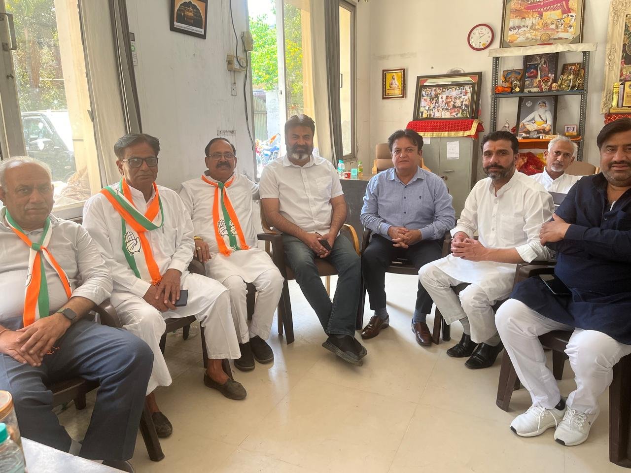 "कंवर हरप्रीत सिंह (प्रवक्ता पंजाब कांग्रेस) को जन्मदीन की बधाई देने लुधियाना पहुंचे सुजानपुर से कांग्रेस नेता विनय महाजन ।