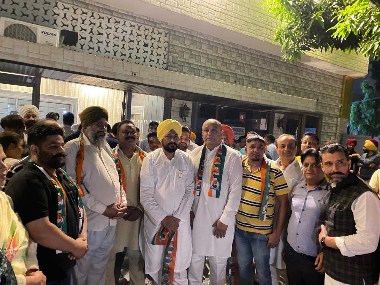 "आप पार्टी के नेता राजीव सोनी की हुई कांग्रेस पार्टी में वापसी लोक सभा उम्मीदवर सरदार चरणजीत सिंह चन्नी ने किया पार्टी मैं शामिल"