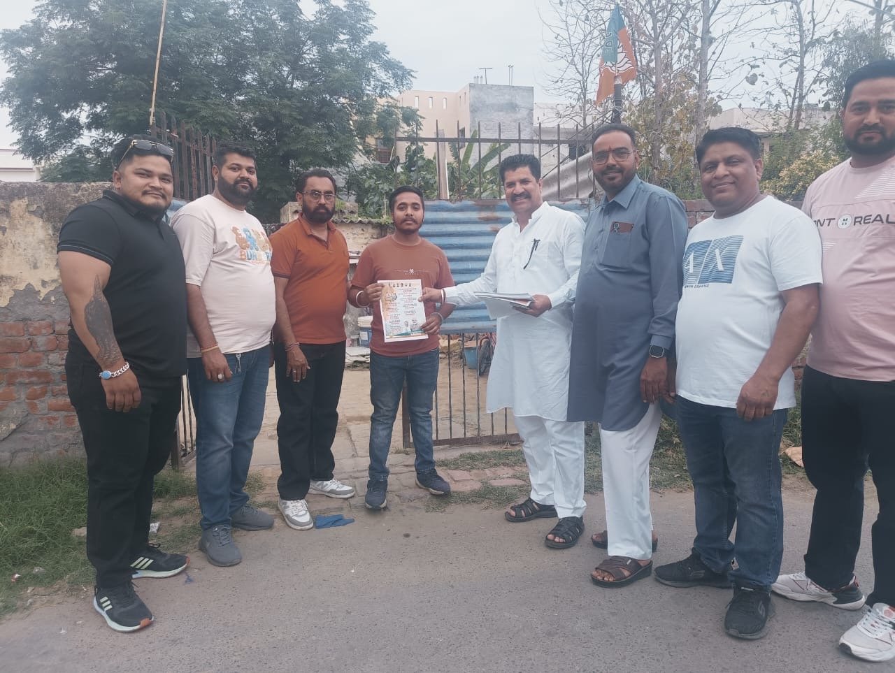 ਰਾਜਿੰਦਰ ਸਿੰਘ ਅਤੇ ਰਮੇਸ਼ ਲੱਖਨਪਾਲ ਨੇ ਭਾਜਪਾ ਦੇ ਪ੍ਰਚਾਰ ਦੇ ਮਿਠਾਪੁਹ ਵਿਖੇ ਪਰਚੇ ਵੰਡੇ 