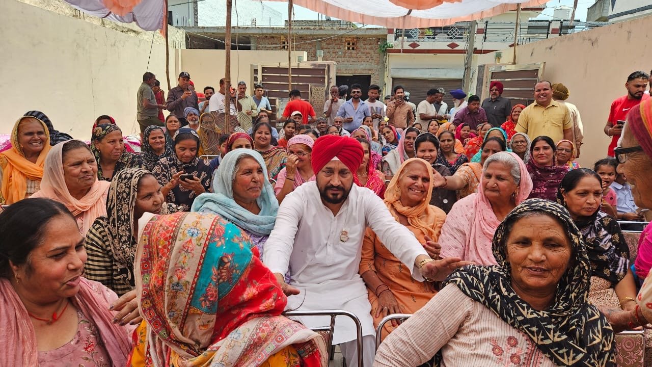 ਆਦਮਪੁਰ ਵਿਖੇ ਰੈਲੀ ਦੋਰਾਨ ਬੀਬੀਆਂ ਵਿੱਚ ਬੈਠ ਕੇ ਲਿਆ ਮਾਂ ਭੈਣਾਂ ਦੀ ਆਸ਼ੀਰਵਾਦ 