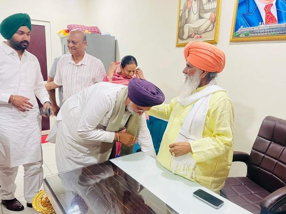 ਡੇਰਾ 108 ਡੇਰਾ ਜਗਤ ਗਿਰੀ ਜੀ ਪਠਾਨਕੋਟ ਵਿਖੇ ਨਤਮਸਤਕ ਹੋਏ ਸਾਬਕਾ ਉਪ ਮੁੱਖ ਮੰਤਰੀ ਰੰਧਾਵਾ