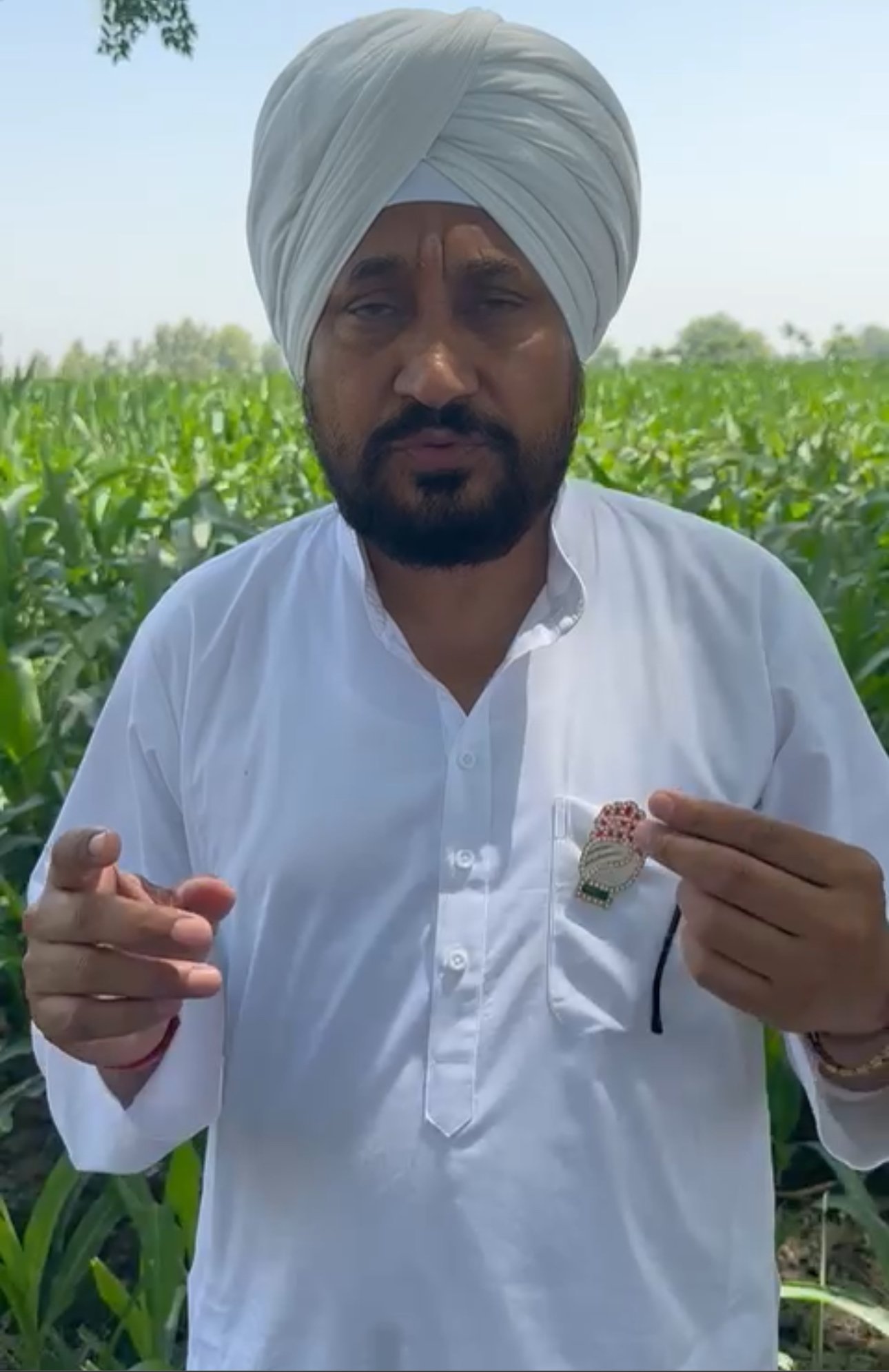 पूर्व मुख्यमंत्री चरणजीत सिंह चन्नी ने एक बयान में कहा कि वह हमेशा भारतीय सेना के शहीद जवानों को श्रद्धांजलि देते हैं। 