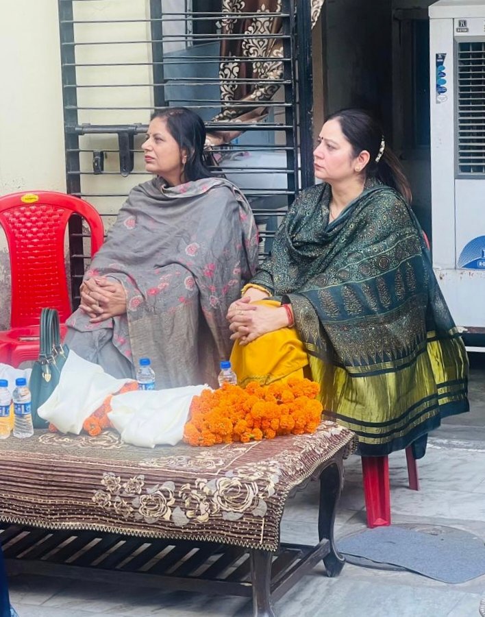 "ਅਬਾਦਪੁਰਾ ਵਿੱਖੇ ਹੋਈ ਨੁੱਕੜ ਬੈਠਕ ਵਿੱਚ ਪੁਜੇ ਸਾਬਕਾ ਸੀ.ਐਮ ਦੀ ਪਤਨੀ ਕਮਲਜੀਤ ਕੌਰ ਚੰਨੀ"