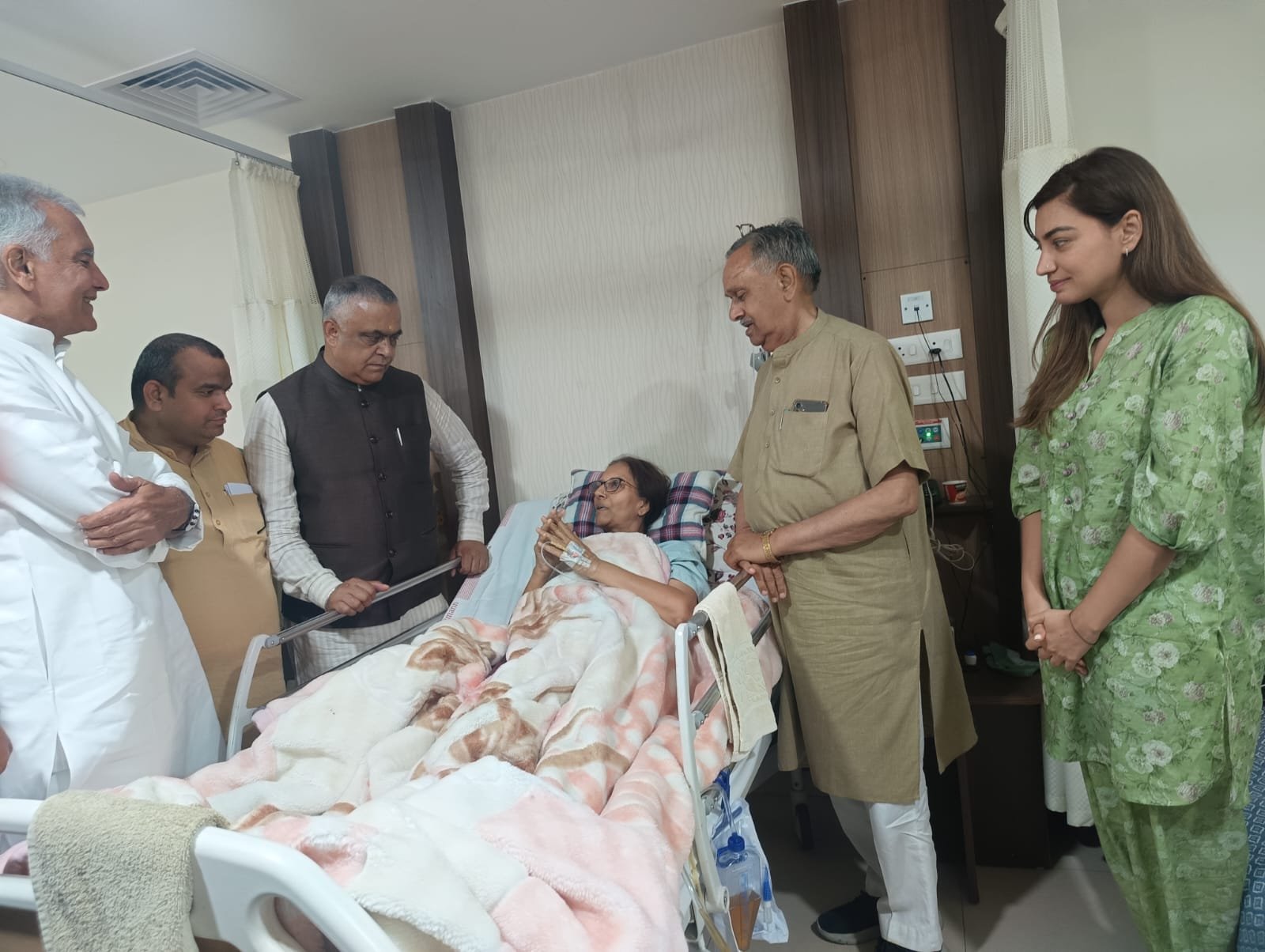 सुनील जाखड़ ने जालंधर के निजी अस्पताल में दसुआ के पूर्व विधायक स्वर्गीय सरदार अमरजीत सिंह साही की पत्नी सुखजीत कौर साही का हाल-चाल पूछा 