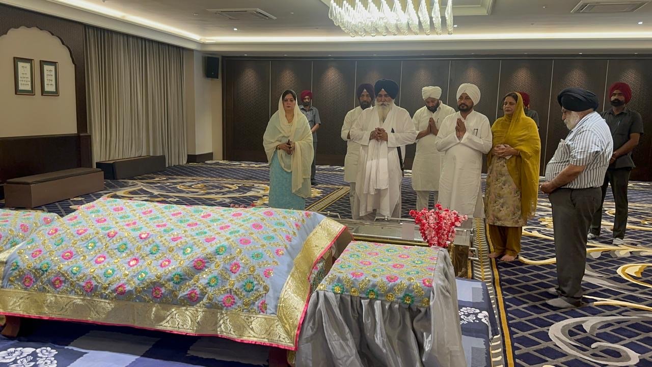 ਸਾਬਕਾ ਮੁੱਖ ਮੰਤਰੀ ਚਰਨਜੀਤ ਸਿੰਘ ਚੰਨੀ ਨਾਮਜ਼ਦਗੀ ਦਾਖਲ ਕਰਨ ਤੋਂ ਪਹਿਲਾਂ ਭਗਵਾਨ ਪਰਸ਼ੂਰਾਮ ਮੰਦਿਰ ਅਤੇ ਮਾਡਲ ਟਾਊਨ ਗੁਰਦੁਆਰਾ ਸਾਹਿਬ ਵਿਖੇ ਨਤਮਸਤਕ ਹੋਏ।