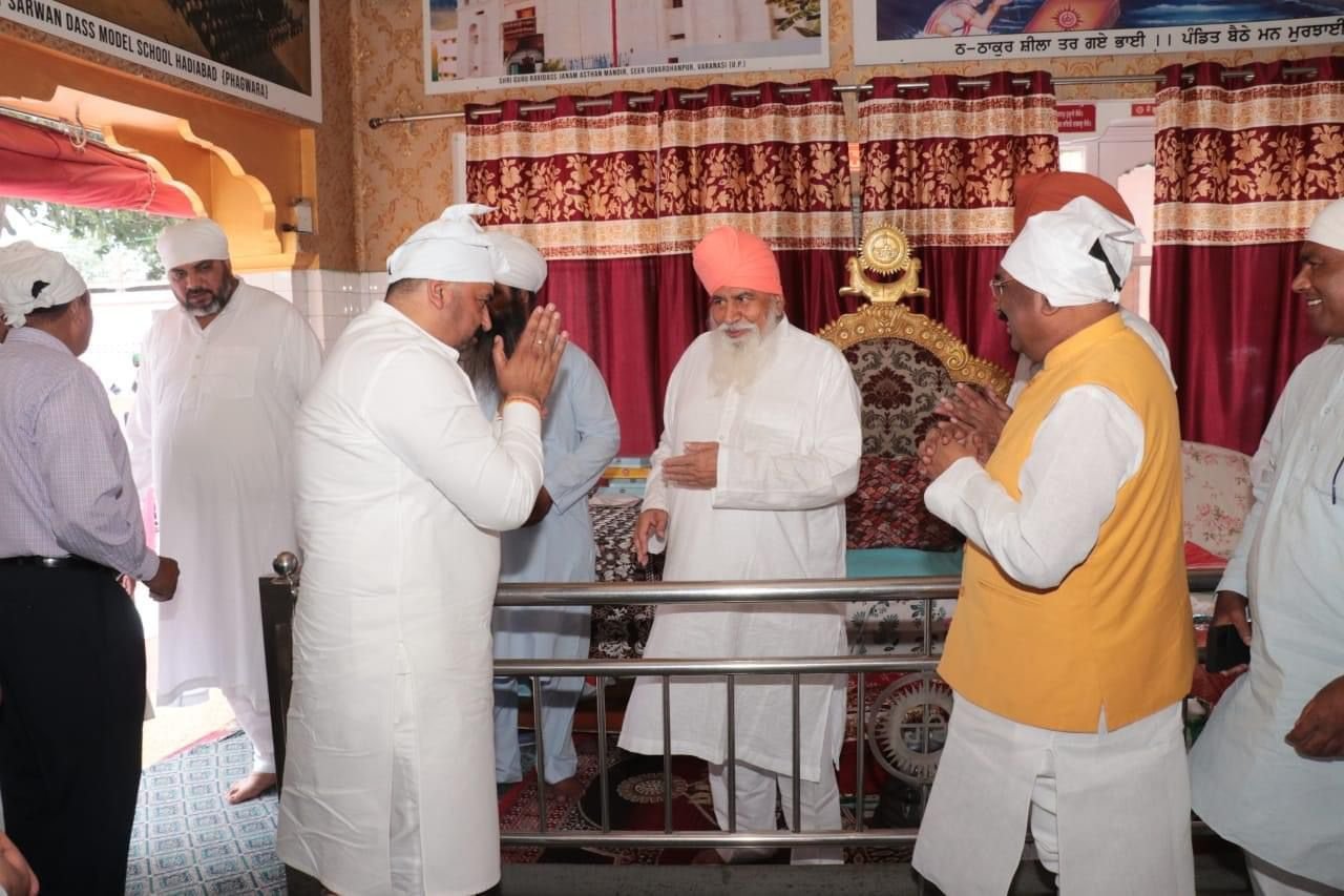 "रिंकू ने डेरा सचखंड बल्लां में टेका माथा,डेरा प्रमुख संत निरंजन दास से प्राप्त किया जीत का आशीर्वाद"