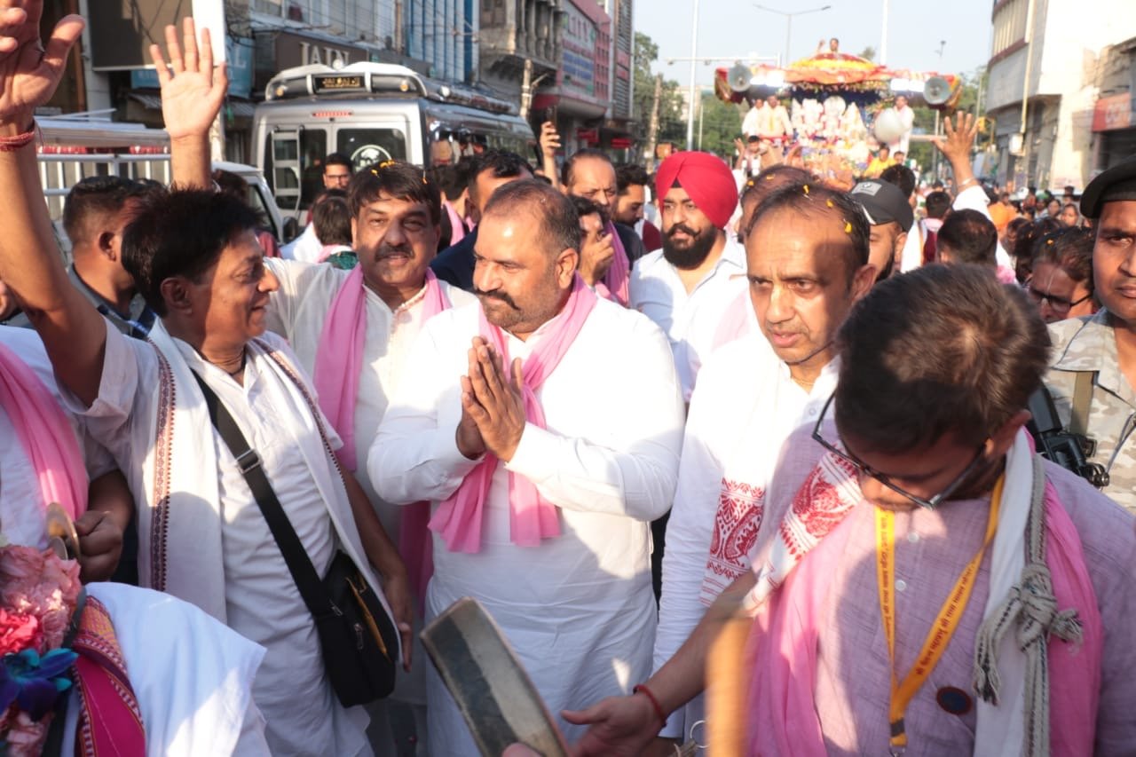 *श्री चैतन्य महाप्रभु श्री राधा माधव मंदिर रथ यात्रा में सम्मिलित होकर सुशील रिंकु ने लिया आशीर्वाद*