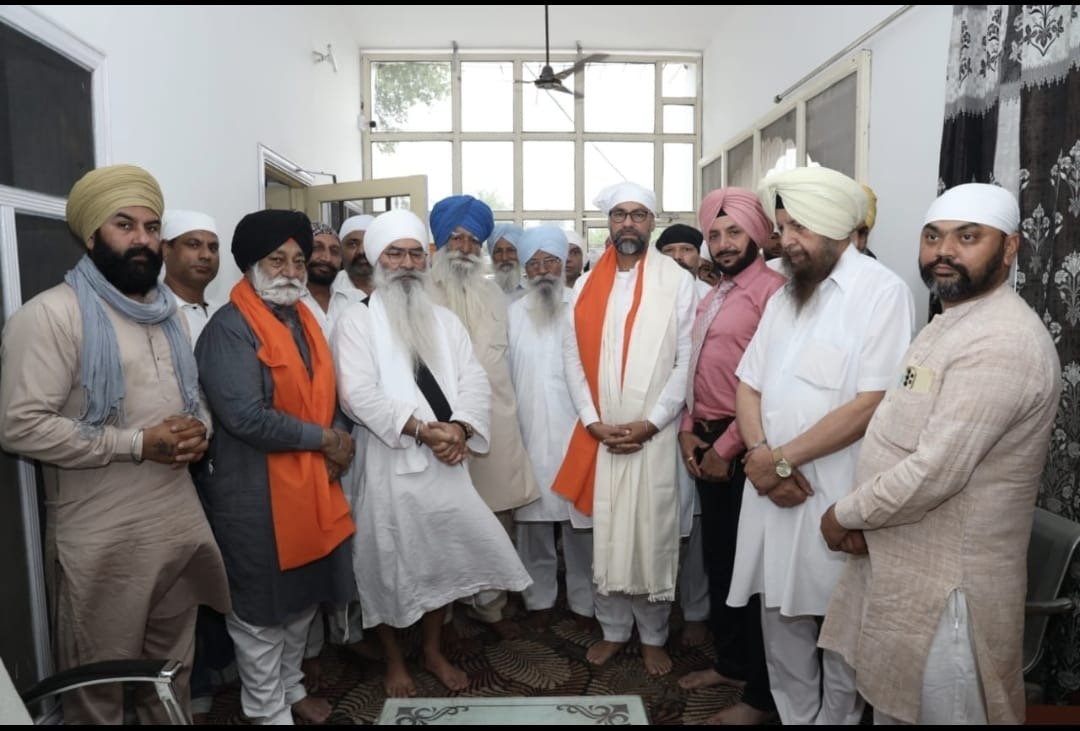 * गुरुद्वारा संत सागर जोहलां के संत हरजिंदर सिंह जी और डेरा सरब सांझा दरबार के संत मलिक साहिब जोत जी की ओर से पवन टीनू को आशीर्वाद।