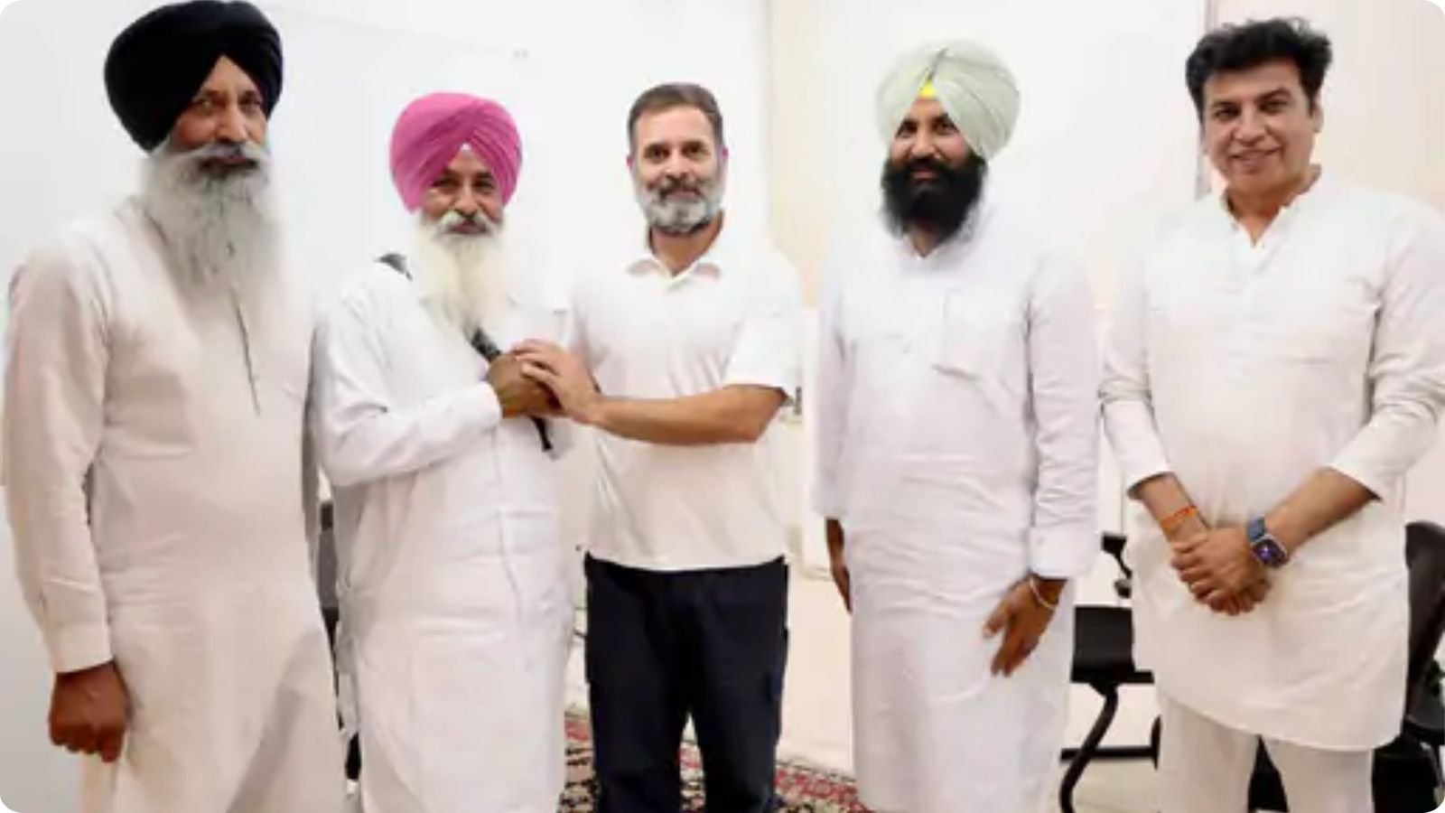 "लुधियाना से बडी खबर लोक इंसाफ पार्टी के प्रमुख सिमरजीत सिंह बैंस और उनके भाई बलविंदर सिंह बैंस कांग्रेस में हुऐ शामिल"