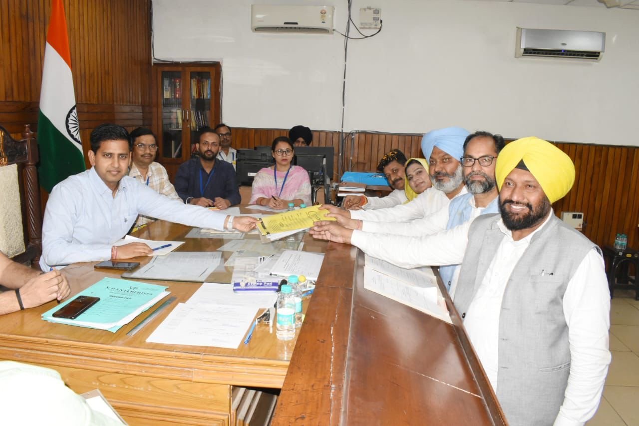 ਆਮ ਆਦਮੀ ਪਾਰਟੀ ਦੇ ਉਮੀਦਵਾਰ ਪਵਨ ਨੇ ਕੀਤੇ ਨਾਮਜ਼ਦਗੀ ਕਾਗਜ ਦਾਖਲ 