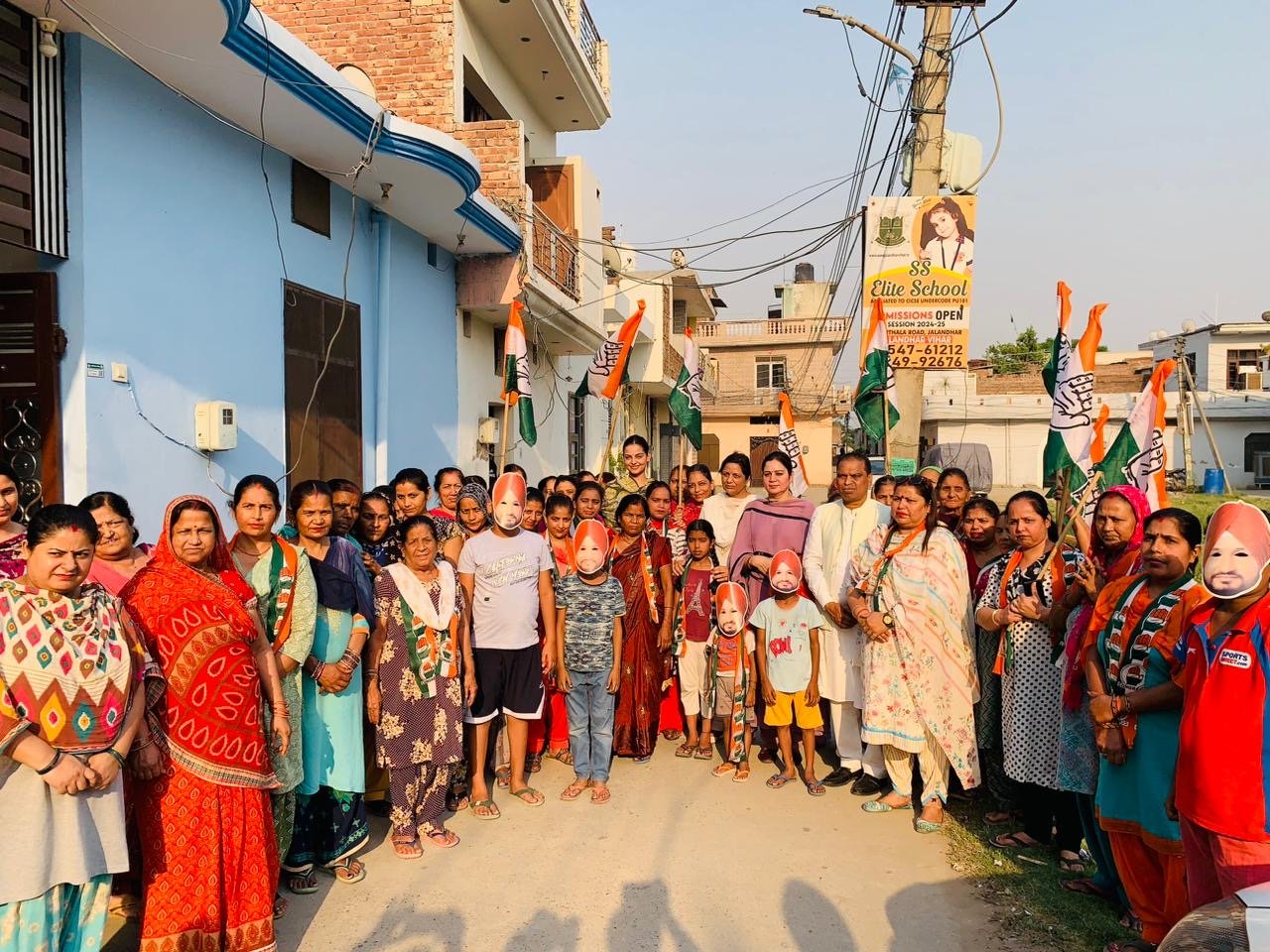 *डॉ चरणजीत चन्नी की धर्मपत्नी डॉ कमलजीत कौर को वार्ड नंबर 78  में किया डोर टू डोर ।