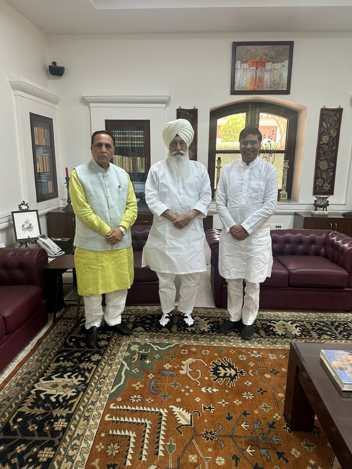 *विजय रूपाणी ने डेरा ब्यास के प्रमुख बाबा गुरिंदर सिंह ढिल्लों से लिया आशीर्वाद*