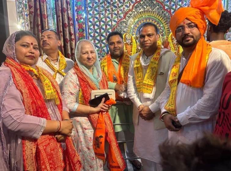 बाला जी की वार्षिक चौकी के संबंध मी झंडे की रसम और  संध्या फेरी निकाली गई