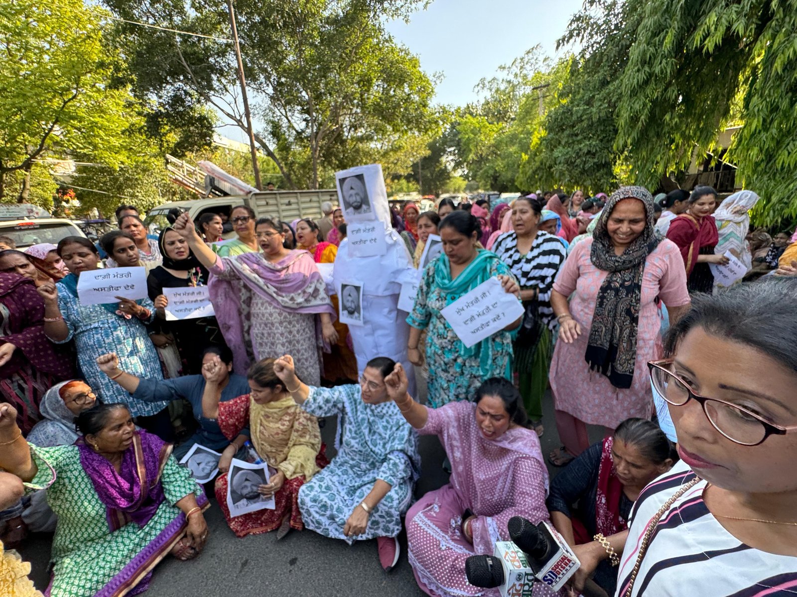 जालंधर में महिला कांग्रेस ने कैबिनेट मंत्री बलकार सिंह के खिलाफ कार्रवाई की मांग को लेकर प्रदर्शन किया चरित्रहीन मंत्रियों पर कार्रवाई करे आम आदमी पार्टी- जलसीन सेठी