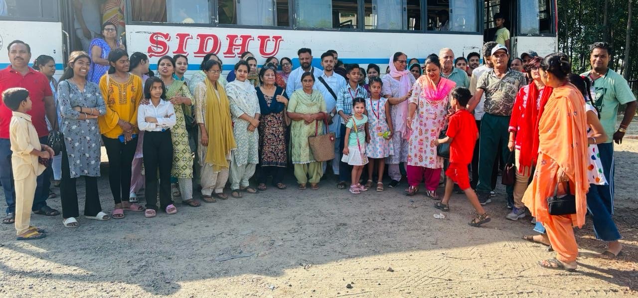 भटक भटक के उलझ गया संकट में किसी ने ना दिया साथ सुलझ गई हर एक समस्या जब से माता चिंतपूर्णी जी ने पकड़ा मेरा हाथ,प्रधान अतुल चड्डा , सुमित शर्मा