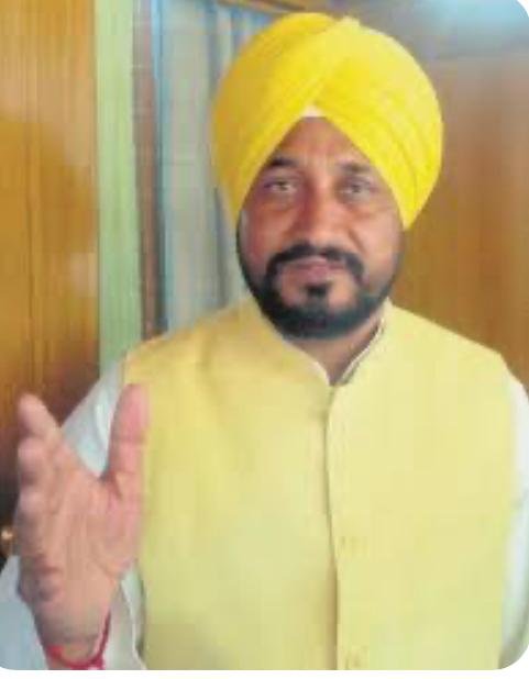 ਚਰਨਜੀਤ ਚੰਨੀ ਨੇ ਪ੍ਰਵਾਸੀ ਭਾਈਚਾਰੇ ਦੇ ਲੋਕਾਂ ਨਾਲ ਬੈਠ ਦੱਖਣੀ ਭਾਰਤ ਦੇ ਰਿਵਾਜ ਅਨੁਸਾਰ ਭੋਜਨ ਕੀਤਾ