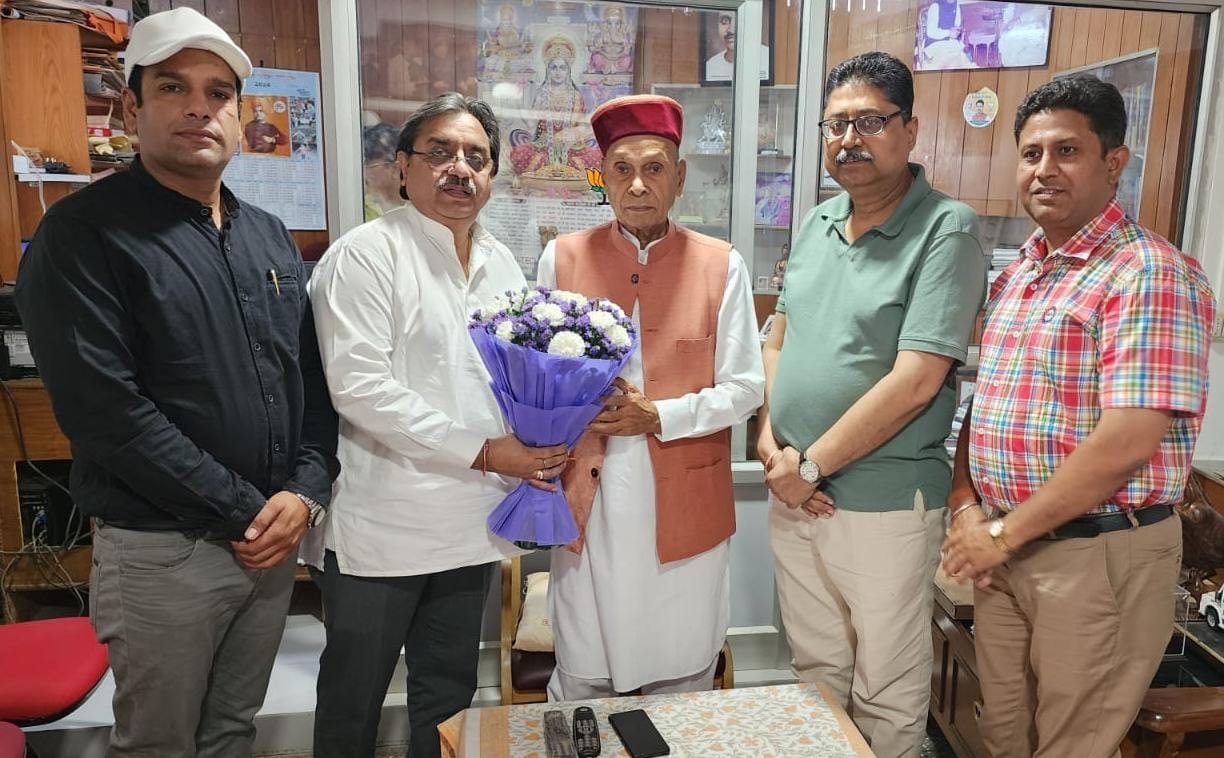 राकेश राठौर ने हिमाचल के पूर्व मुख्यमंत्री प्रेम कुमार धूमल को अनुराग ठाकुर के पांचवी बार सांसद चुने जाने पर बधाई एवं शुभकामनाएं दी