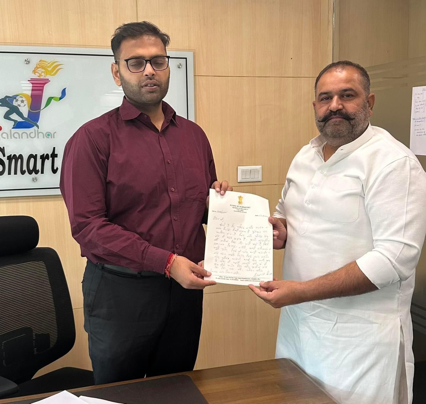 शहर की सफाई व स्ट्रीट लाइट व्यवस्था को लेकर निगम कमिश्नर से मिले पूर्व सांसद सुशील रिंकू 