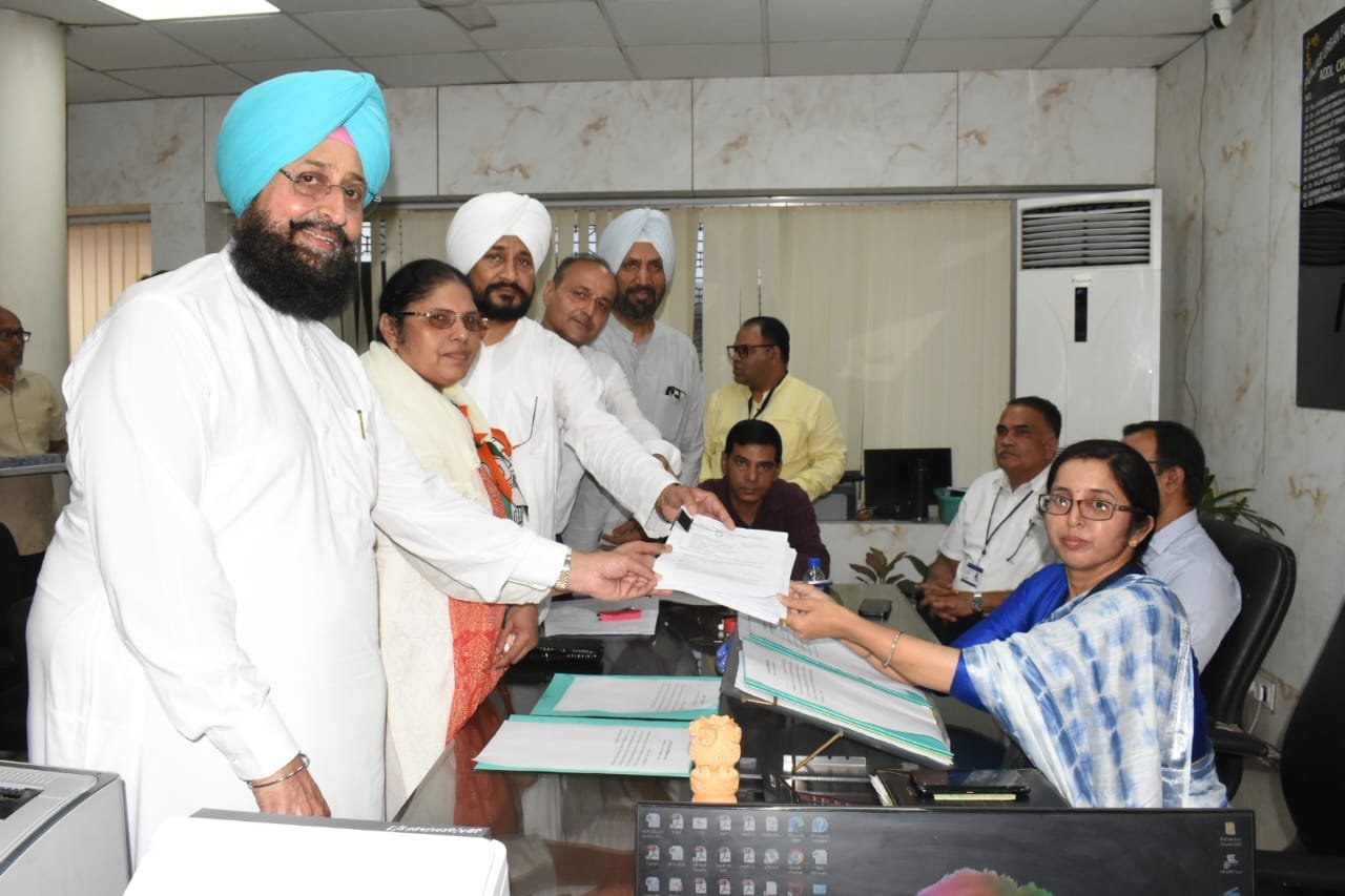 "ਜਾਲੰਧਰ ਕਾਂਗਰਸ ਪਾਰਟੀ ਕੇ ਸਾਬਕਾ ਡਿਪਟੀ ਮੇਅਰ ਸੁਰਿੰਦਰ ਕੌਰ ਨੇ ਨਾਮਾਂਕਨ ਦਾਖਿਲ"