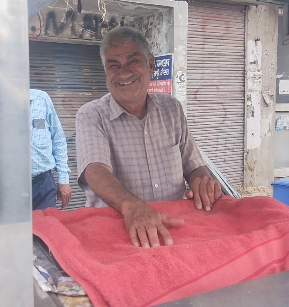 "आएं कुल्फी मिल्क बादाम वाले पप्पू से मिलें"