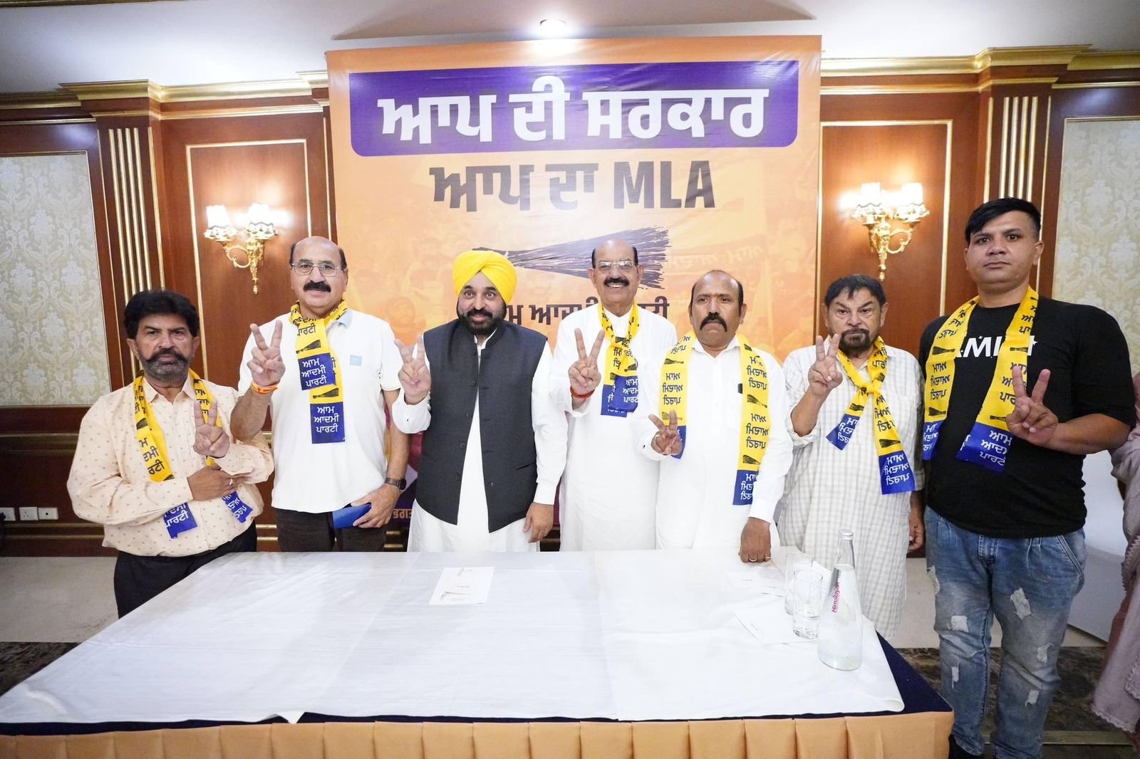 *जालंधर में कांग्रेस और भाजपा को झटका! दोनों पार्टियों के कई नेता 'आप' में शामिल*