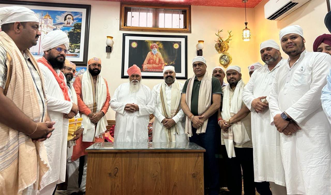 *हरियाणा के मुख्यमंत्री नायब सिंह सैनी ने डेरा सचखंड बल्लां के प्रमुख स्वामी निरंजन दास जी से लिया आशीर्वाद*