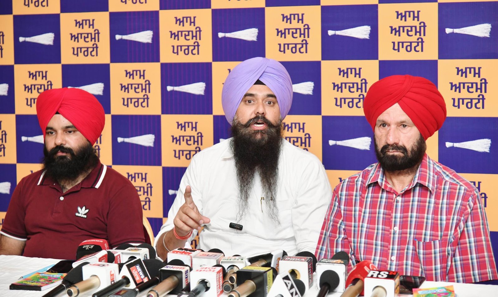 *ਇਕ ਪਾਸੇ ਭਗਤ ਪਰਿਵਾਰ ਹੈ ਜੋ ਦੋ ਪੀੜ੍ਹੀਆਂ ਤੋਂ ਜਲੰਧਰ ਦੇ ਲੋਕਾਂ ਦੀ ਸੇਵਾ ਕਰ ਰਿਹਾ ਹੈ ਅਤੇ ਦੂਜੇ ਪਾਸੇ ਭਾਜਪਾ ਦਾ ਉਮੀਦਵਾਰ ਹੈ ਜਿਸਦੀ ਅਪਰਾਧਿਕ ਗਤੀਵਿਧੀਆਂ ਦੀ ਲੰਮੀ ਸੂਚੀ ਹੈ: 'ਆਪ' ਬੁਲਾਰਾ*