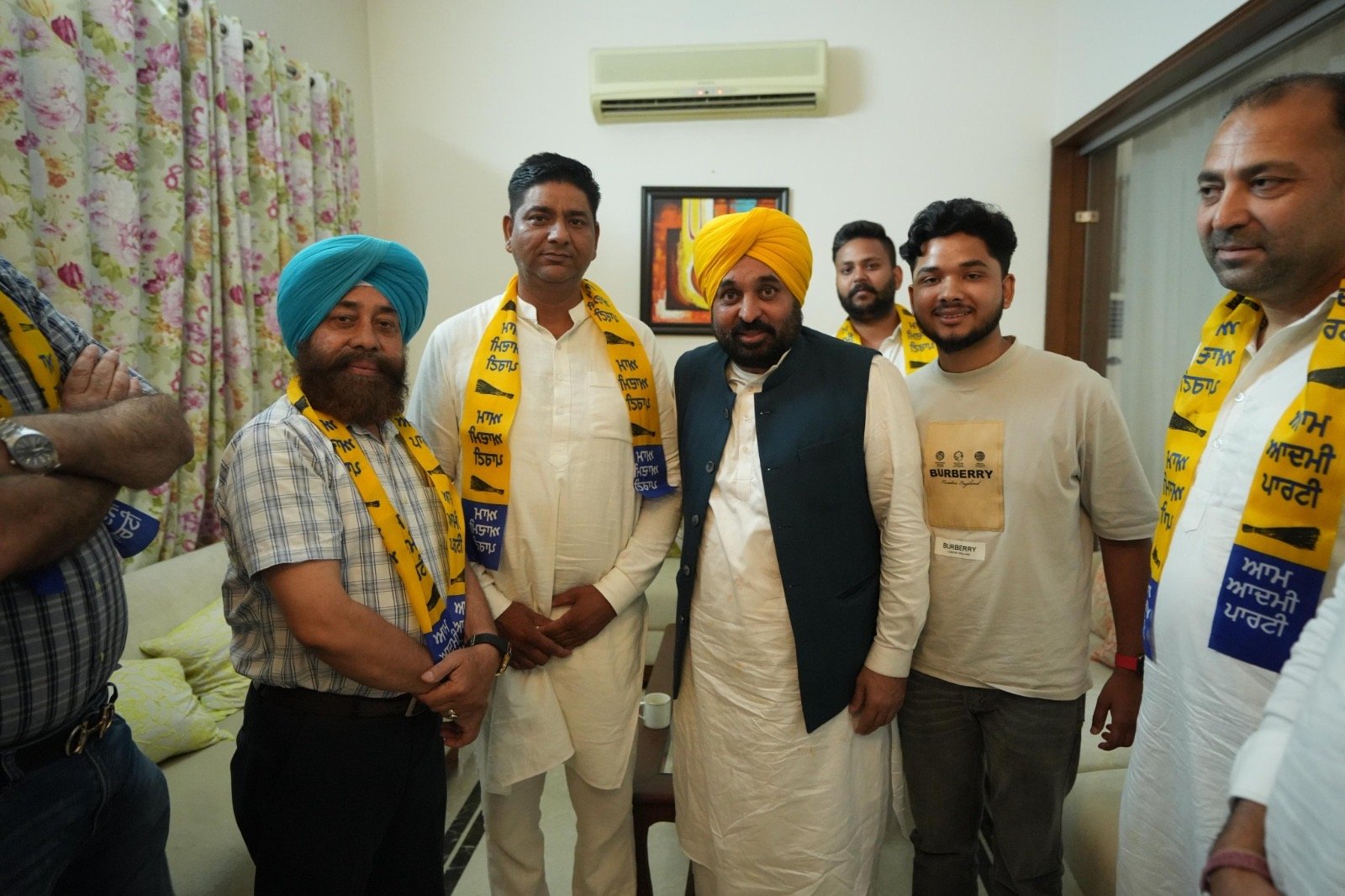 *जालंधर में रोज बढ़ रहा आम आदमी पार्टी का ग्राफ, कांग्रेस-बीजेपी के कई नेता हुए आप में शामिल*