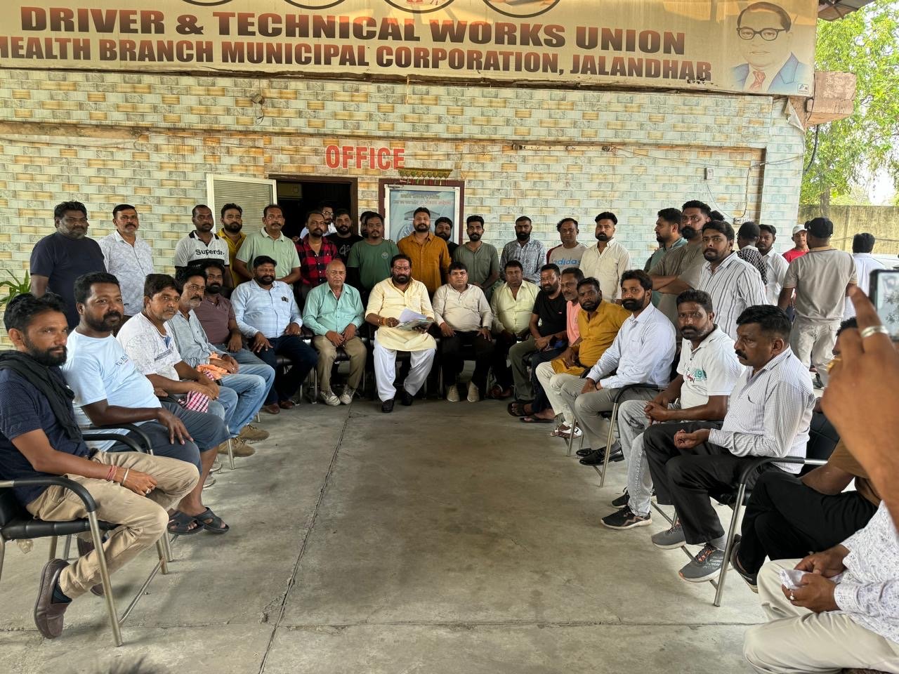 जालंधर वैस्ट उप-चुनाव में पूरी निष्ठा से अपनी डयूटी निभाने वाले सीवरमैन, ड्राइवरों के साथ अफसरशाही का दादागिरी भरा रवैया बेहद शर्मनाक-मुनीष बाबा