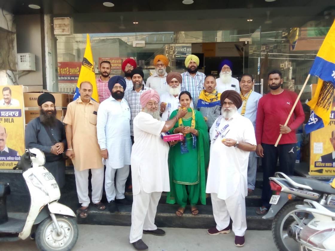 बलबीर कौर ने मिठाई वांट कर मनाई मोहिन्दर भगत की जीत पर ख़ुशी 