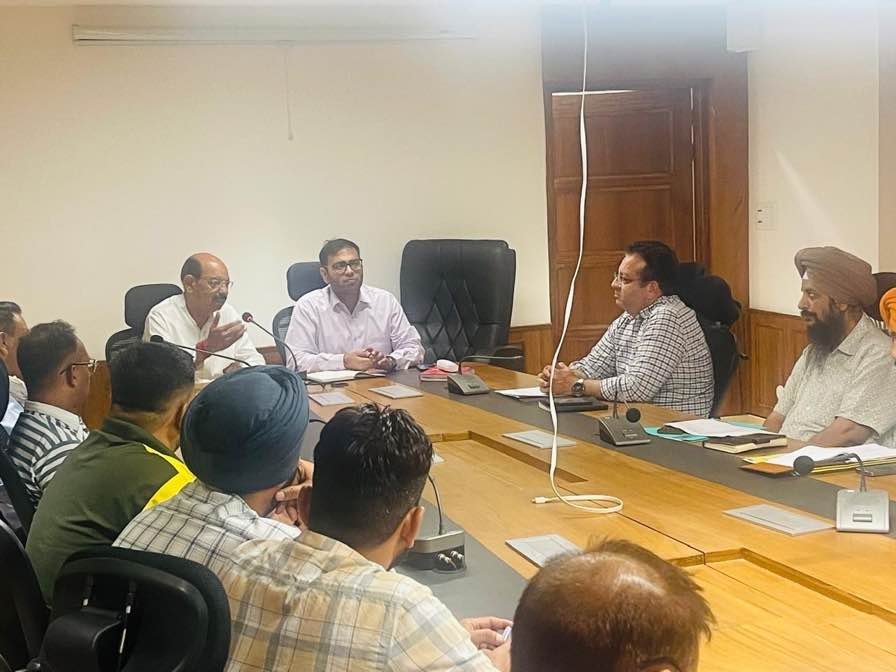 ਨਵੇਂ ਚੁਣੇ ਵਿਧਾਇਕ ਮੁਹਿੰਦਰ ਭਗਤ ਨੇ ਕੀਤੀ ਨਗਰ ਨਿਗਮ ਜਲੰਧਰ ਦੇ ਅਫ਼ਸਰਾਂ ਨਾਲ ਮੀਟਿੰਗ ।