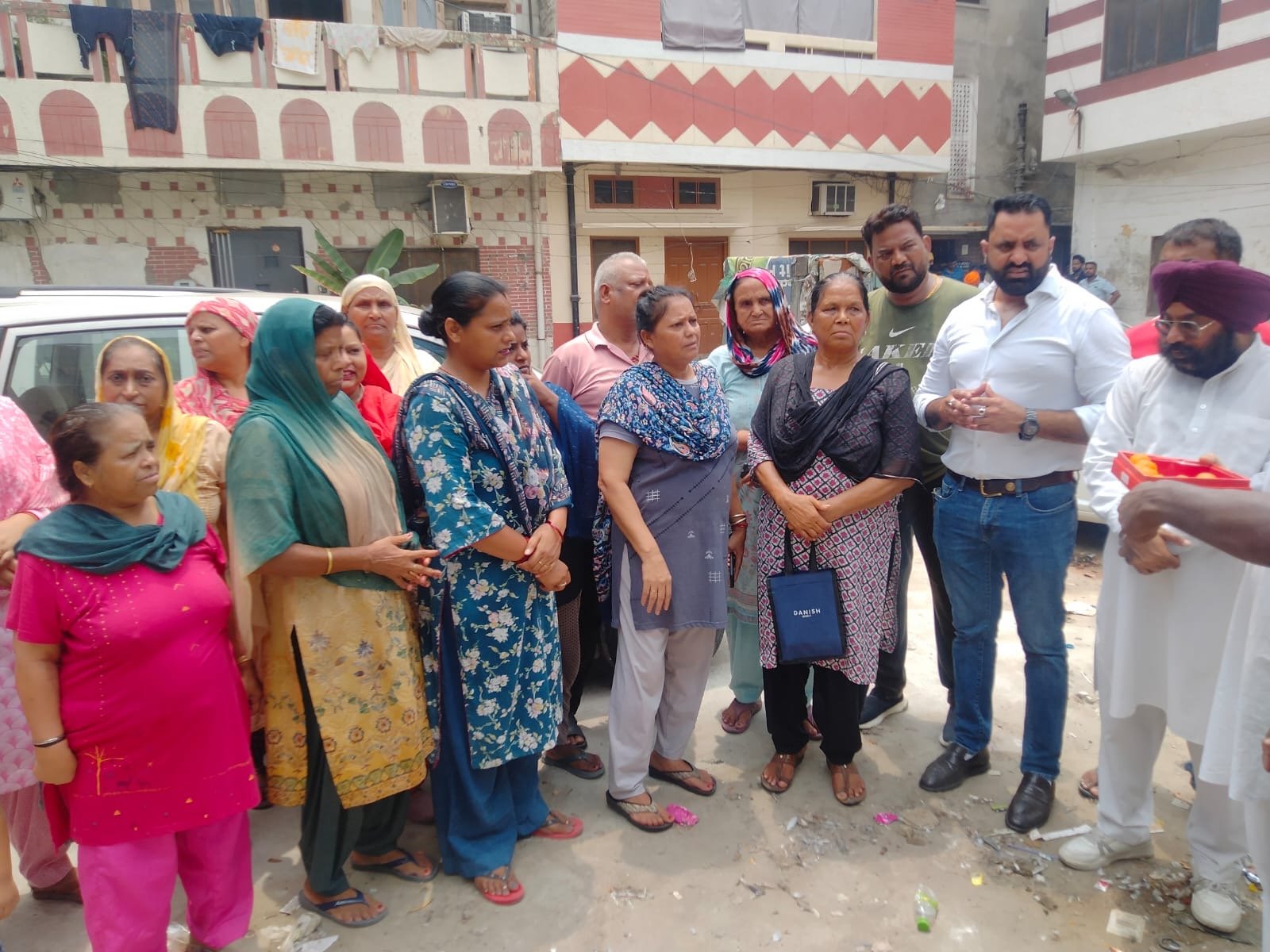 ਮੁਹੱਲਾ ਕਰਾਰ ਖਾਂ ਵਿਖੇ ਆਪ ਨੇਤਾ ਬੋਬੀ ਢਲ ਅਤੇ ਬਬੂ ਸਿਡਾਨਾ ਨੇ ਕੀਤਾ ਟਿਉਬਲ ਦੀ ਉਦਘਾਟਨ ।