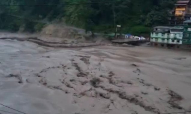 "हिमाचल के कुल्लू में फटा बादल बहा पुल और इमारतें"
