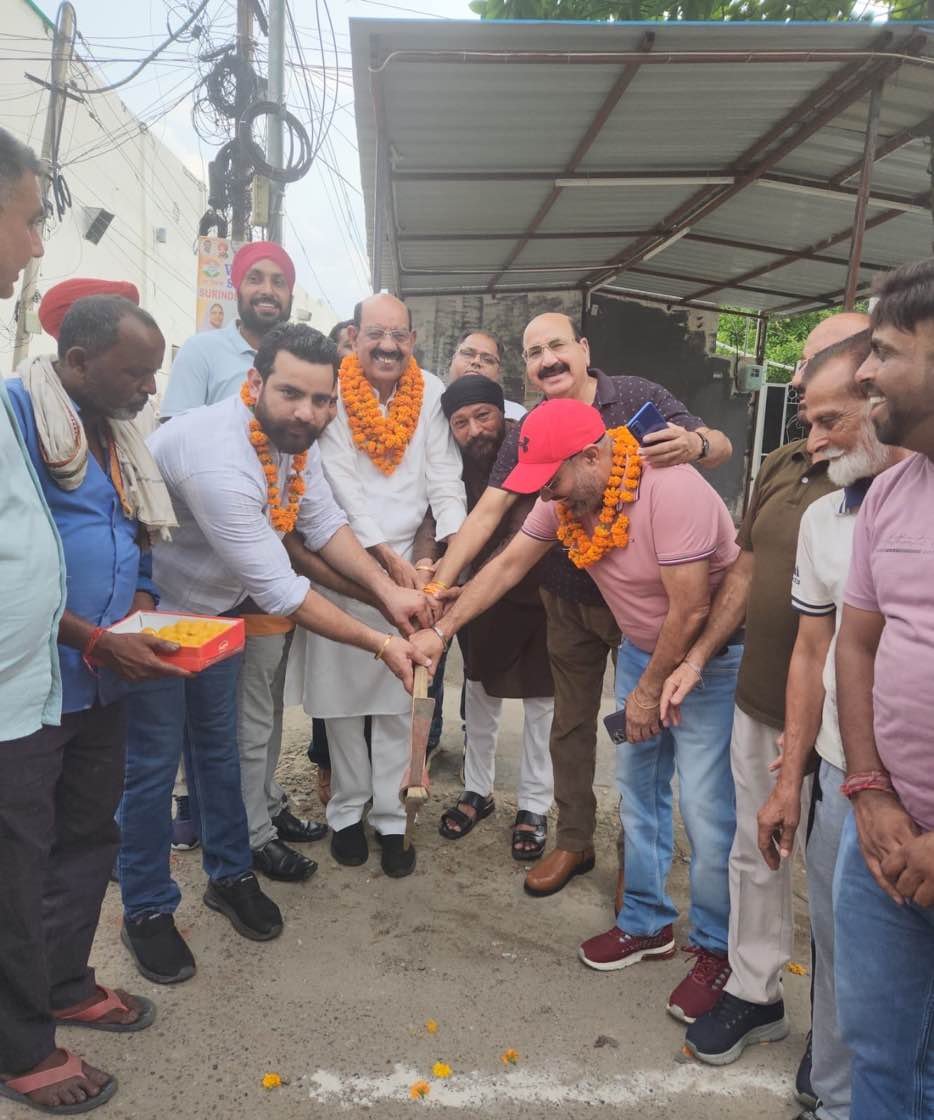 विधायक मोहिन्दर भगत ने किया मॉडल हाउस में सीवर लाइन बिछाने का उद्घाटन 