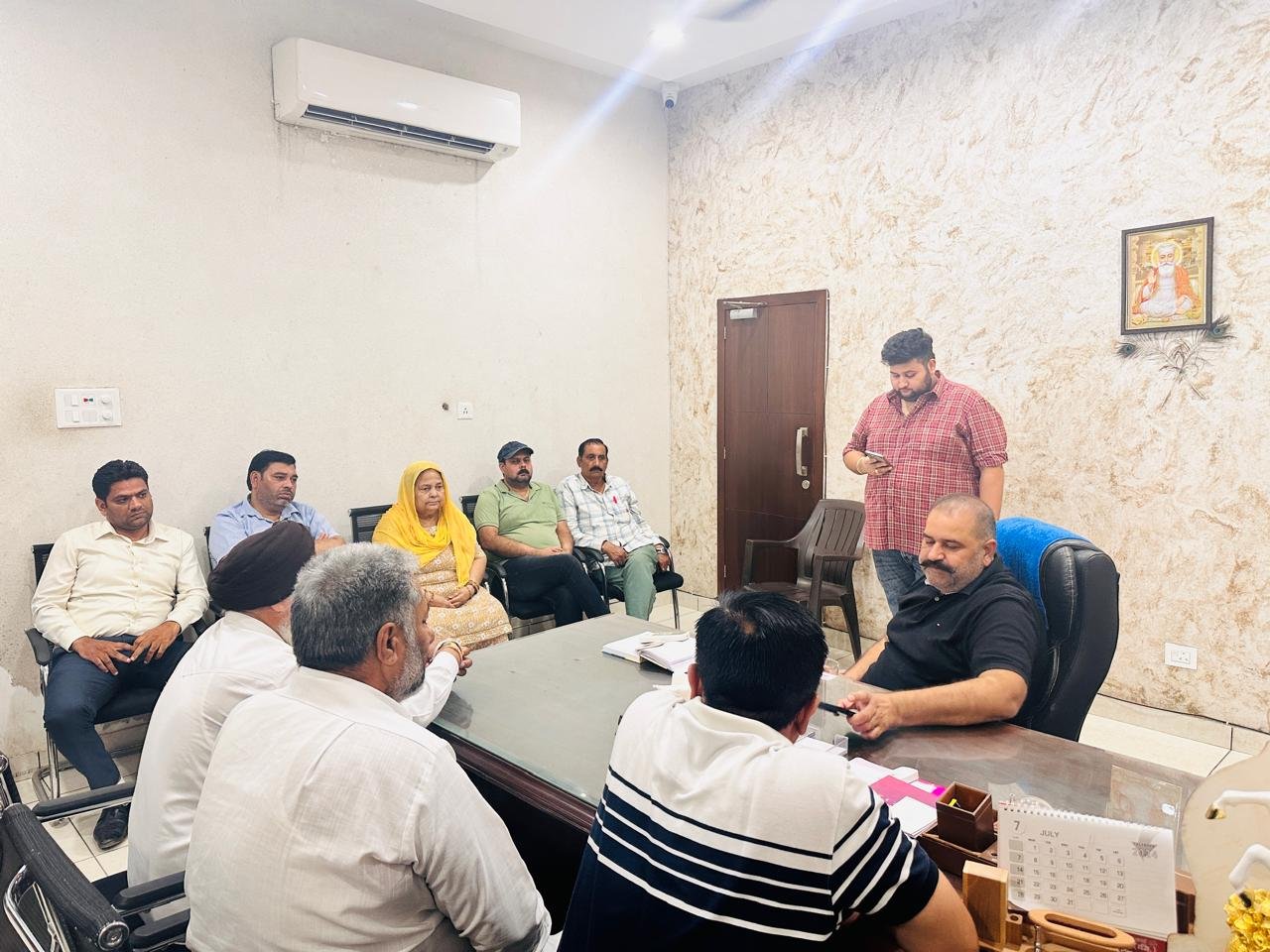 पूर्व सांसद सुशील रिंकू ने दफ्तर में सुनी समस्याएं, कहा- निगम और जिला प्रशासन के अधिकारियों को फील्ड में काम करना चाहिए