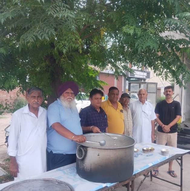 "सावन के महीने में लगने लगीं लंगर सेवा", बलविंदर सिंह सोढ़ी ने लगाया खीर का लँगड़