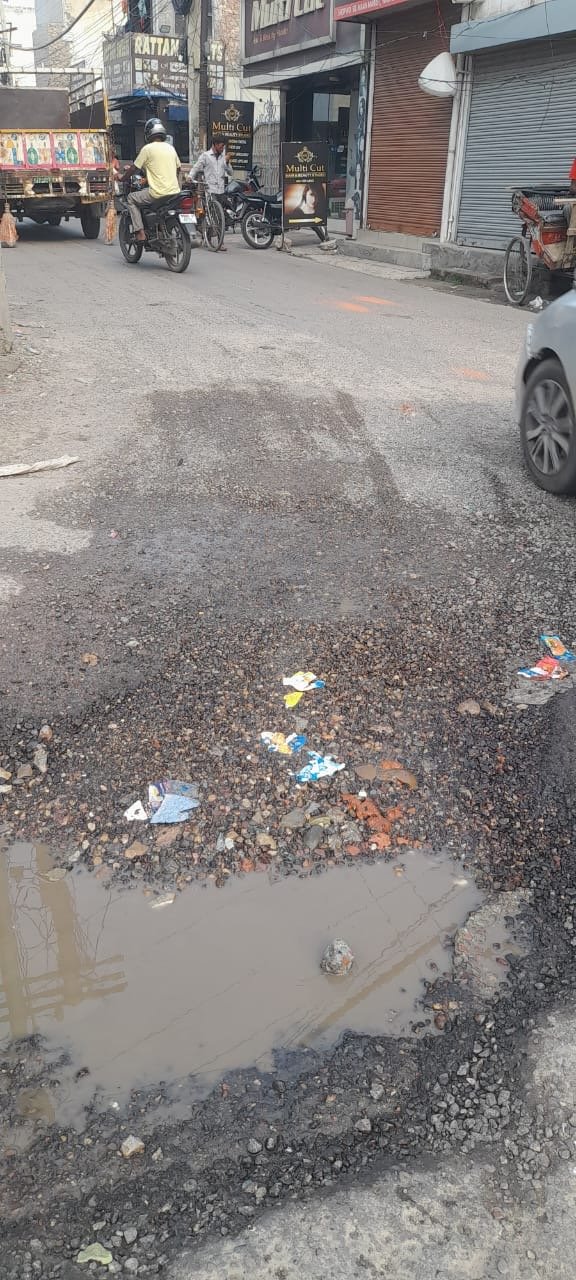 ठेकेदार को पेमेंट ना मिलने के कारण भगत कबीर( वडाला ) चौक से अर्बन एस्टेट तक  का सड़क काम रुका