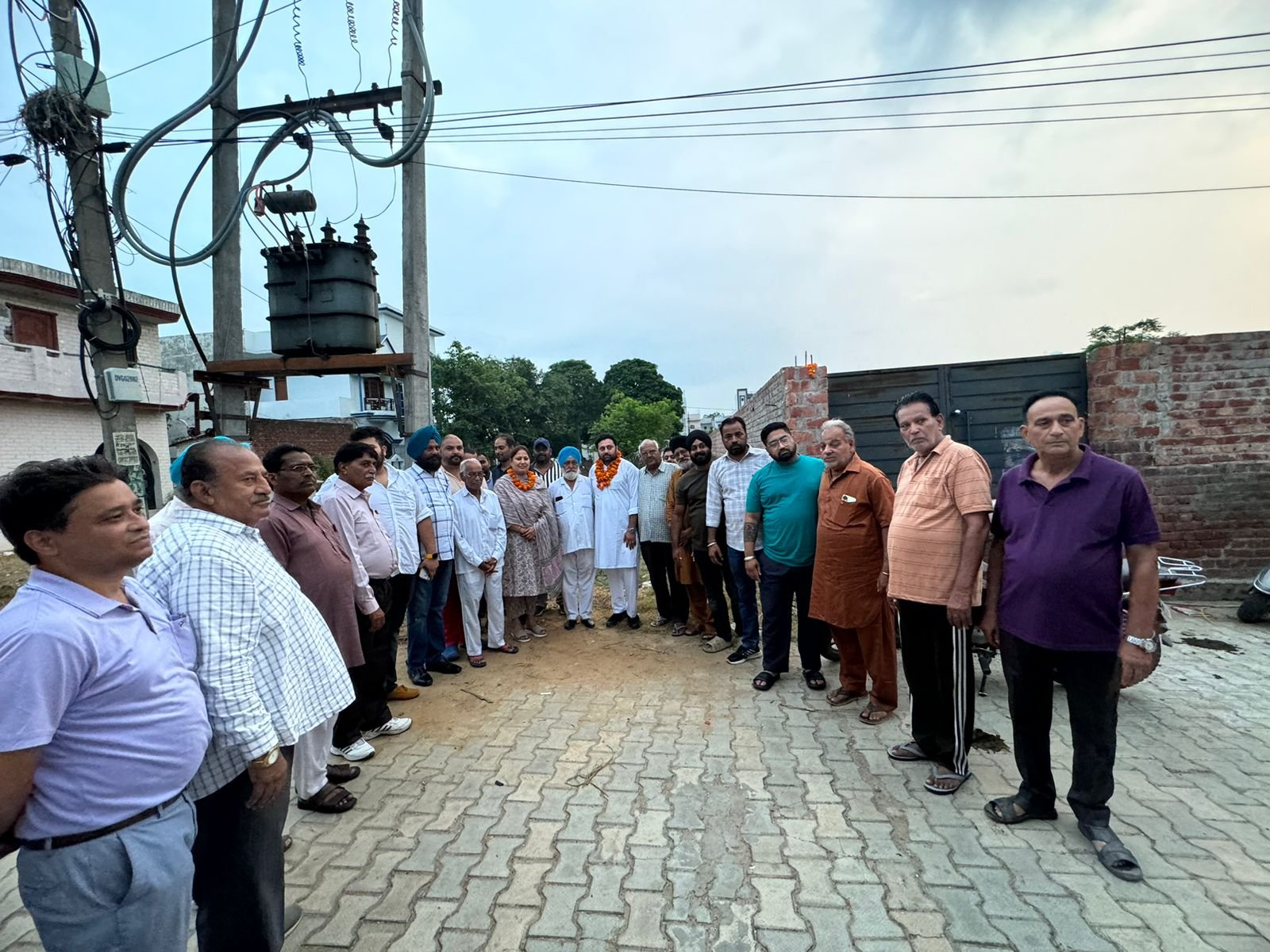 "पूर्व पार्षद डा. सुनीता रिंकू के प्रयासों से वार्ड-53 के सतनाम नगर में नया ट्रांसफार्मर स्थापित, बिजली की समस्या हुई दूर"