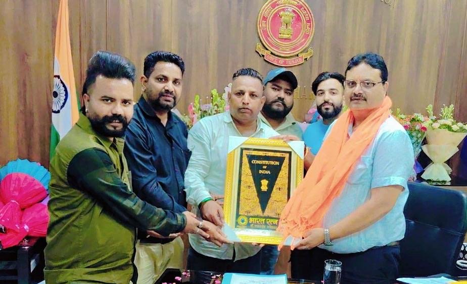 डिवीज़नल कमीशनर प्रदीप कुमार का संविधान का नेशनल वाल्मीकि सभ ने चिन्ह देकर किया स्वागत ।