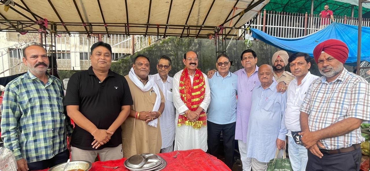 विधायक मोहिंदर भगत माँ चामुंडा देवी मंदिर में जालंधर की विभिन्न संस्थाओं द्वारा आयोजित लंगरों में शामिल हुए |