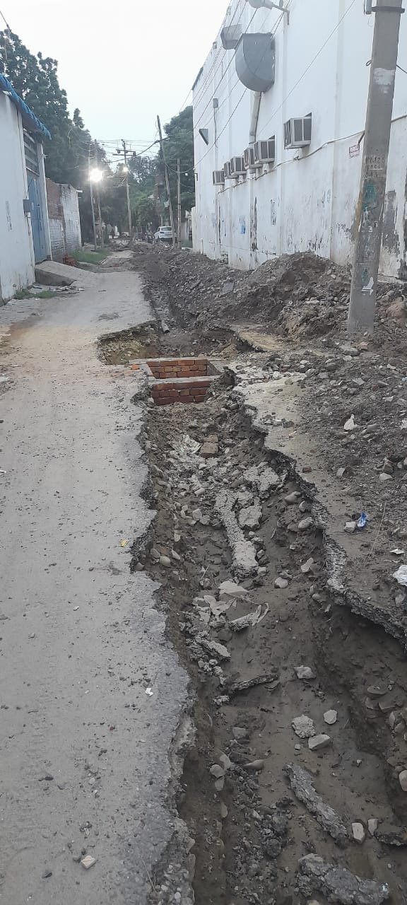 मॉडल हाऊस में ठेकेदार पर सीवरेज डालने का  घटिया काम करने का आरोप ।