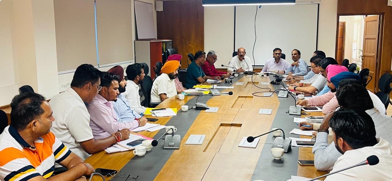 ਅੱਜ ਜਲੰਧਰ ਪੱਛਮੀ ਦੇ ਵਿਧਾਇਕ ਮੋਹਿੰਦਰ ਭਗਤ ਨੇ  ਹਲਕੇ ਦੇ ਕੰਮ ਨੂੰ ਲੈ ਕੇ ਕਾਰਪੋਰੇਸ਼ਨ ਦੇ ਅਫਸਰਾਂ ਨਾਲ ਕੀਤੀ ਮੀਟਿੰਗ*।