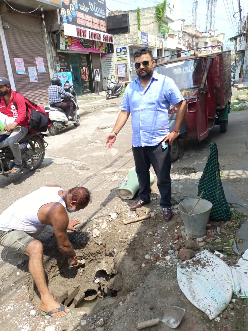 शालू जरेवाल ने सडक़ों के टूटे मेन होल ठीक करवाए