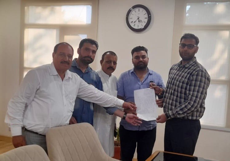 वेस्ट हल्के के कांग्रेसियो का शिष्टमण्डल नगर निगम के कमिश्नर को मिला ।