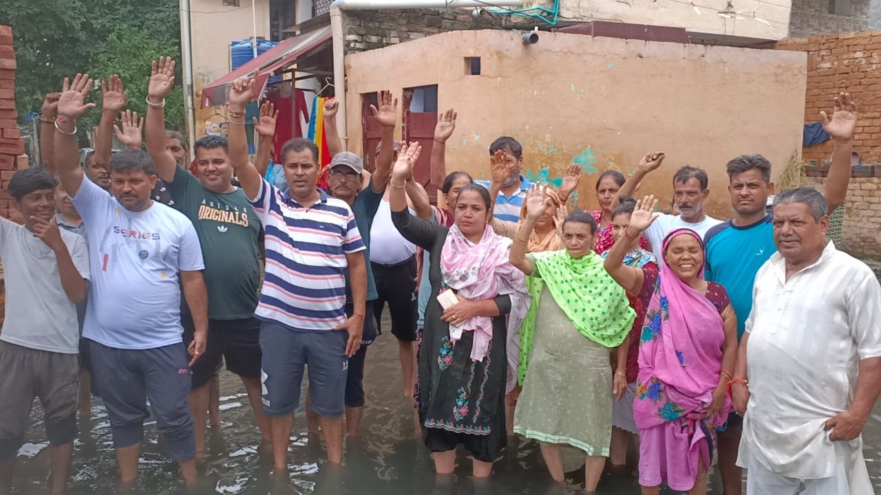 ਰਾਮ ਨਗਰ ਅਤੇ ਗਾਂਧੀ ਕੈੰਪ ਦੇ ਸੀਵਰ ਦੀ ਸਮੱਸਿਆ ਨੂੰ ਲੈ ਕੇ ਨਗਰ ਨਿਗਮ ਦੇ ਖ਼ਿਲਾਫ਼ ਜ਼ਬਰਦਸਤ ਪ੍ਰਦਰਸ਼ਨ ।