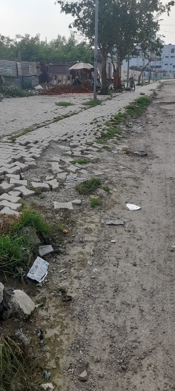 120 ਫੁੱਟੀ ਸੜਕ, ਬਬਰੀਕ ਚੋਂਕ ਲਾਗੇ ਮਾੜੇ ਮਟੀਰੀਅਲ ਦੇ ਬਨਾਏ ਜਾ ਰਹੇ ਨੇ ਫੁਟਪਾਥ