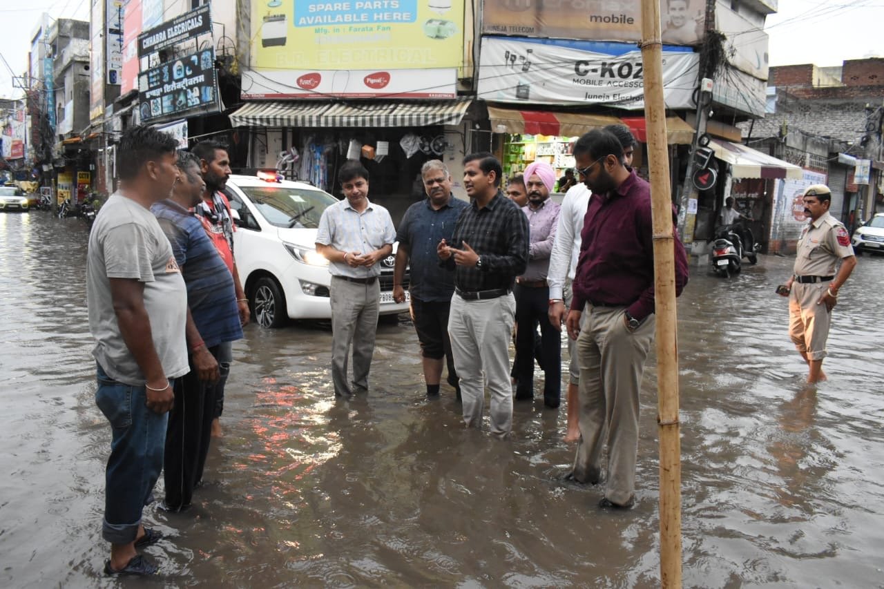 डीसी हिमांशु अग्रवाल ने नगर निगम को शहर से वर्षा जल का त्वरित निपटान सुनिश्चित करने का निर्देश दिया 