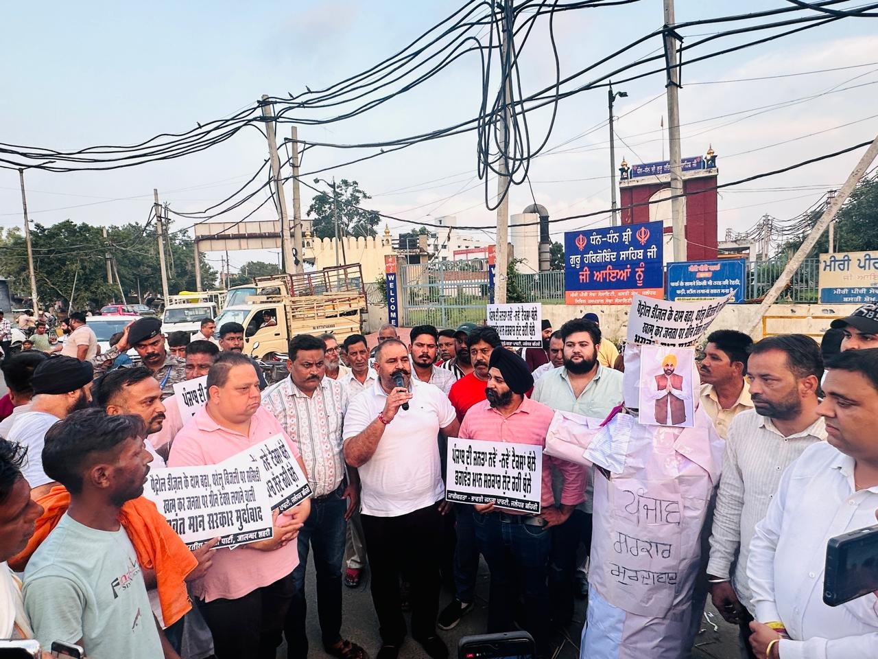 पूर्व सांसद सुशील रिंकू की अगुवाई में भाजपा मंडल 11के नेताओं व कार्य़कर्ताओं ने भगवंत मान सरकार का फूंका पुतला"